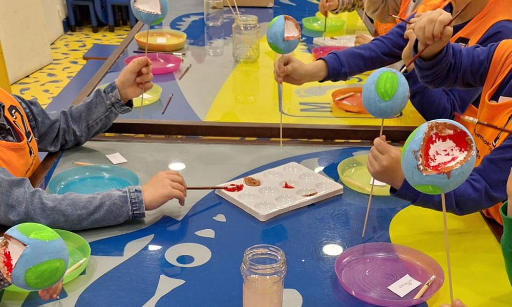 Ir a Imagen El MUJA celebra el Día de la Tierra con una visita a La Griega y un taller para peques