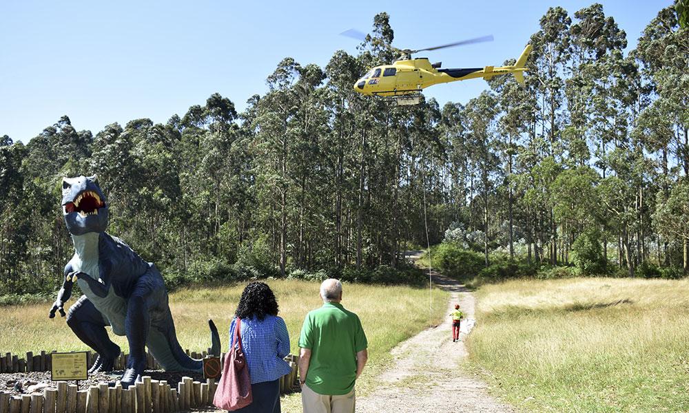 Ir a Imagen El MUJA recupera los restos fósiles de un gran dinosaurio en los acantilados de Ribadesella