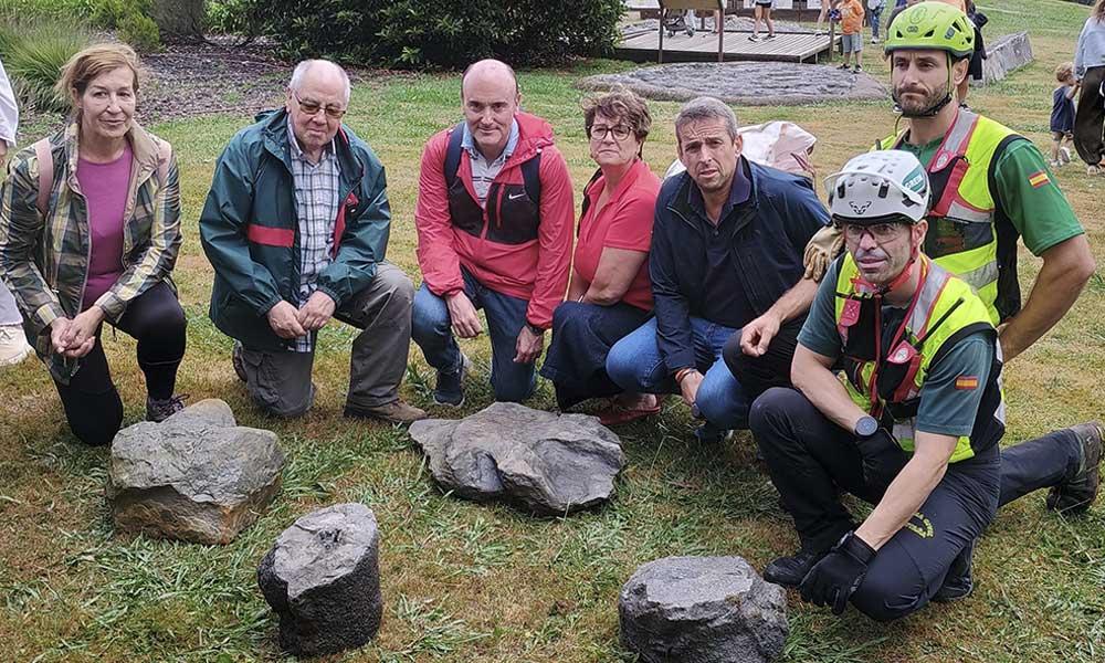 Ir a Imagen El equipo científico del MUJA recupera un bloque con una huella de un dinosaurio terópodo en los acantilados de Oles (Villaviciosa) con la ayuda del helicóptero de la Guardia Civil