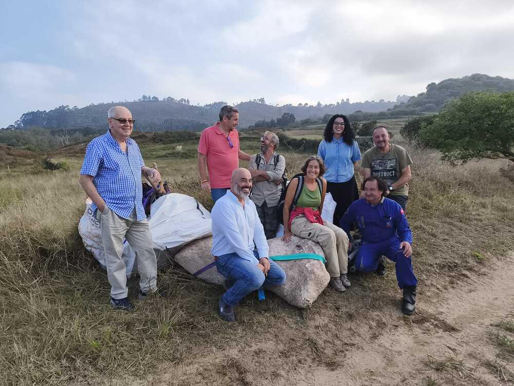 Go to Image El MUJA recupera los restos fósiles de un gran dinosaurio saurópodo en los acantilados de Ribadesella