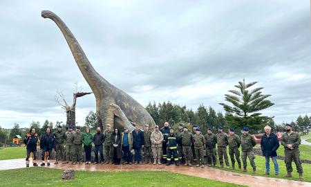 Imagen El MUJA recupera dos nuevos bloques con restos fósiles de un gran dinosaurio saurópodo con la ayuda del helicóptero de las Fuerzas Aeromóviles del Ejército de Tierra