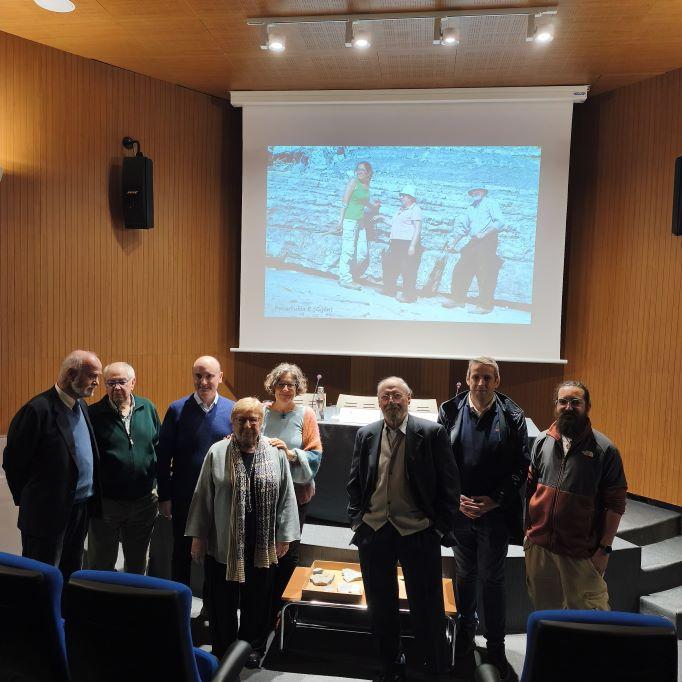 Ir a Imagen El MUJA enriquece sus fondos con la donación de una de las mayores colecciones de invertebrados fósiles del Jurásico asturiano