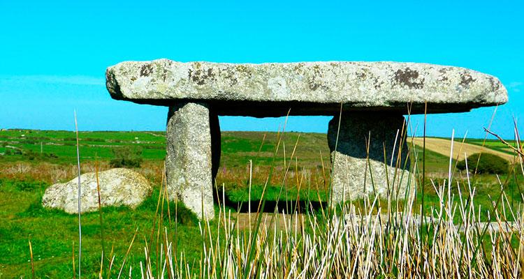 Vai a Immagine Construye un dolmen, propuesta online para el 6 y 8 de diciembre con el Parque de la Prehistoria
