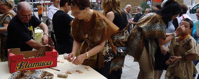 Aller à Image Taller de elaboración de disfraces prehistóricos en el Parque