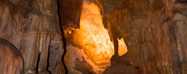 Go to Image Visitas con lámpara de tuétano con motivo del centenario del descubrimiento de la Cueva de Cuevas